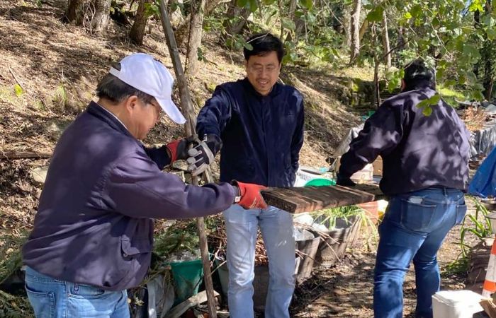 大家同心協力清理雜物。(攝影:朱曼芽,地點:美國,時間:2023/03/26)