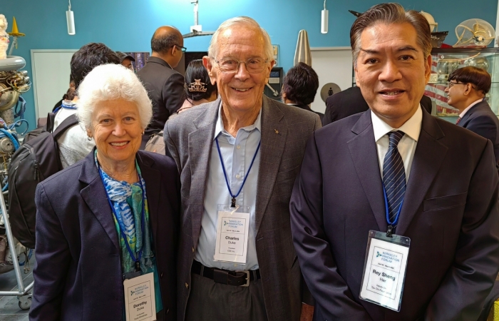 慈濟基金會副執行長與登月太空人Charles Duke夫婦合影。(圖:慈濟基金會文史處)