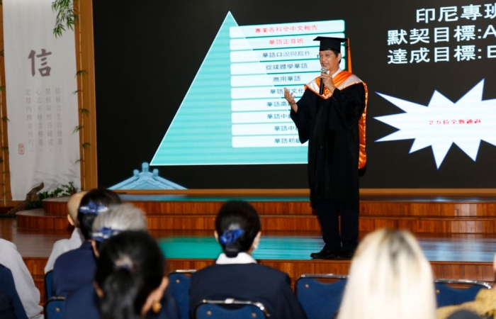 2023年6月19日,金光和氣慈濟志工在雅加達慈濟園區靜思堂,為三十二位慈濟科技大學111學年度印尼籍的畢業生,舉辦「畢業典禮」。慈科大副教授兼系主任游崑慈向大家致詞。(攝影者:Surono,地點:印尼雅加達慈濟園區,日期:2023/06/19)