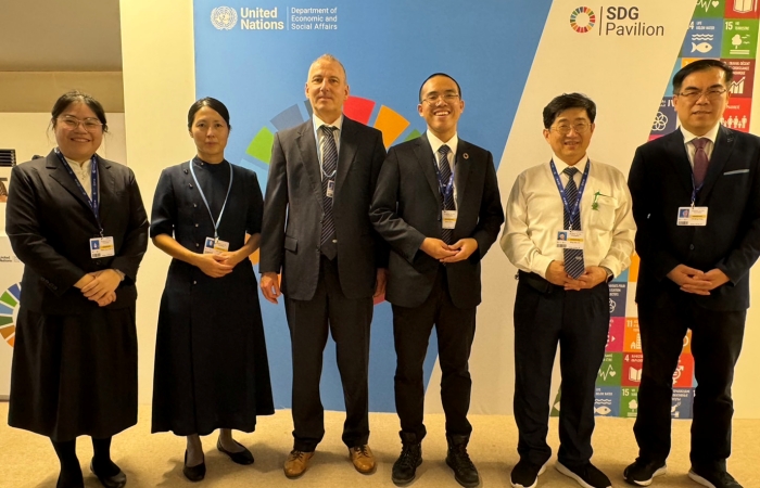 慈濟代表團出席參加COP28第一週議程,六位將代表慈濟傳達對環境守護的信念。並分享實際援助氣候災難的各種實務經驗。左起凃君曄、林美鳳、楊濟洪、裘曜陽、慈濟大林醫院副院長林名男、氣象專家彭啟明博士。(圖:慈濟基金會)
