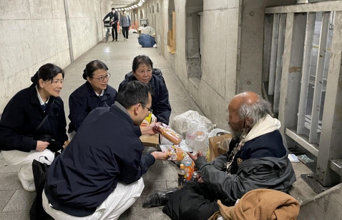 街友向志工傾訴,禦寒物被偷,正愁著不知如何過冬。(攝影:吳惠珍)