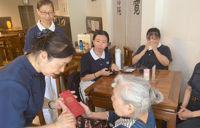 圖說:慈濟日本分會執行長許麗香(左1)代表獻上祝福金給阿嬤,祝福她返臺之後,平安健康,也歡迎她一起做慈濟。(攝影:吳惠珍)