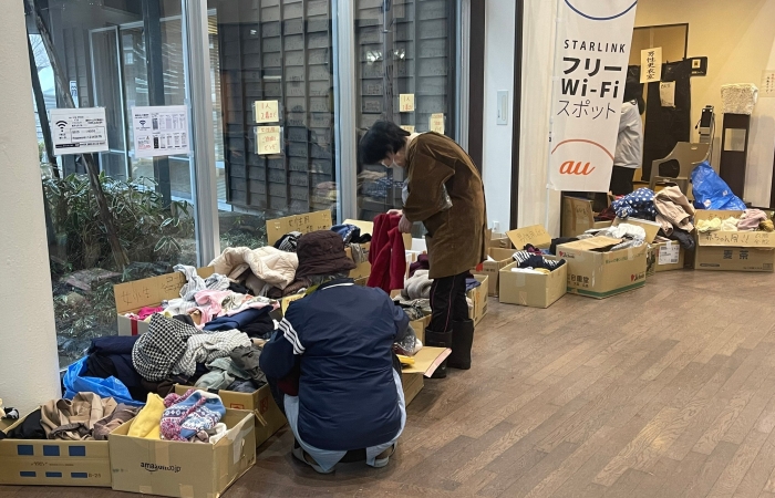 避難所有各地寄來的衣服放在紙箱讓需要的民眾挑選。(圖:慈濟基金會)