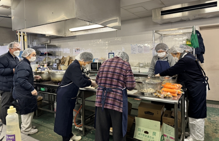 慈濟展開以工代賑烹煮熱食,目前已有6名鄉親報名參加,慈濟志工手把手傳授烹煮的方法,每天工作時間為上午9點到下午3點。(圖:慈濟日本分會提供)