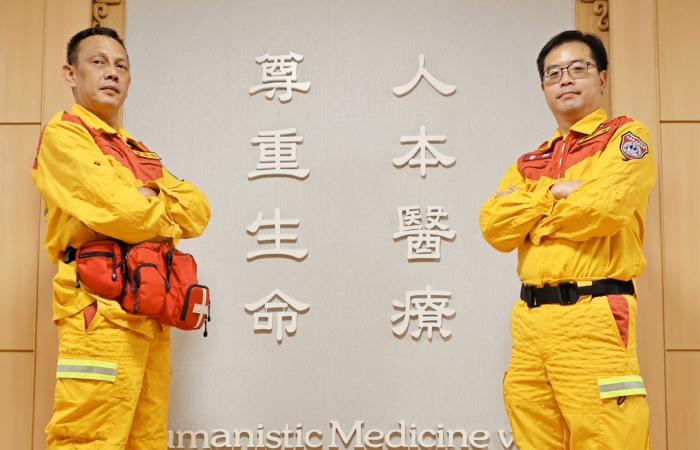 花蓮慈院急診部緊急暨災難醫學科主任徐子恒(右)、護理部副護理長凃炳旭(左),在花蓮縣消防局特搜隊擔任醫療組成員。(攝影者:鍾懷諠)