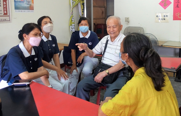 慈濟曾有段時間每月補助謝女士家中生活費,尼伯特風災時,謝女士家的鐵皮被掀起,慈濟志工在安心家訪時,也送來補助款讓他們修繕房屋。(照片:慈濟公傳處提供)