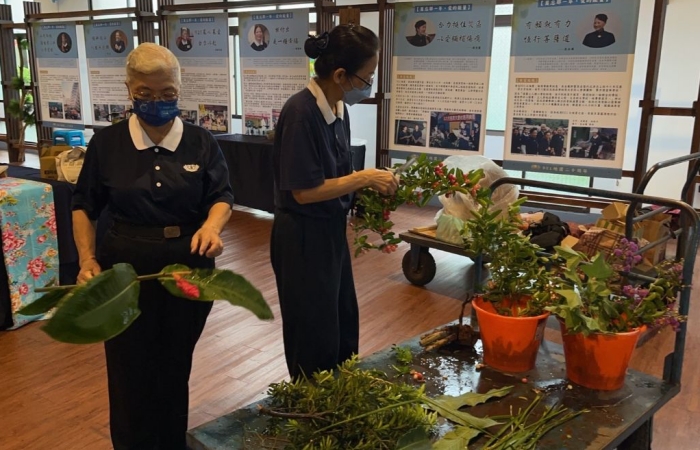 布置志工羅方妤(右)、周李美玉(左)幫忙整理花材,準備布置創意料理檯。(攝影者:廖麗玉,地點:雲林聯絡處,日期:2023/06/11)