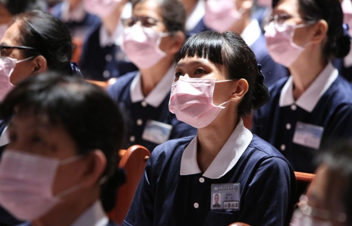 新加坡學員潘佩汶在社區承擔活動組,會有接待法師和貴賓的機緣,她覺得德宣師父的指導,對接待時應注意的禮儀及籌備、規劃很有幫助。(攝影者:張進和,地點:花蓮靜思堂,日期:2023/06/15)