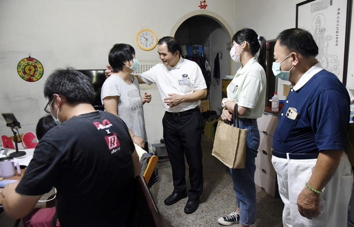 雲嘉南區人醫會召集人暨斗六慈濟醫院院長簡瑞騰,前往斗六往診,深入苦難人的家庭。(照片:大林慈院提供)