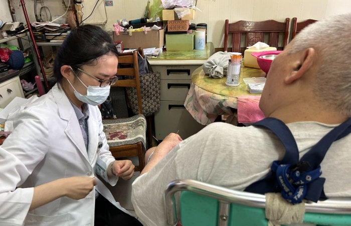 莊孟臻醫師幫彭木火師兄針灸治療,針灸部位主要在頭部和部分體針。攝影:楊美君,地點:苗栗市。