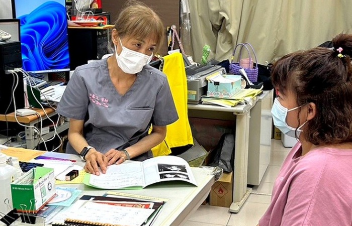 「醫牙共照門診」,利用醫牙共照單記錄病患病況,以利個案管理師進行後續的追蹤及衛教。攝影:花蓮縣秀林鄉衛生所。地點:花蓮縣秀林鄉衛生所。