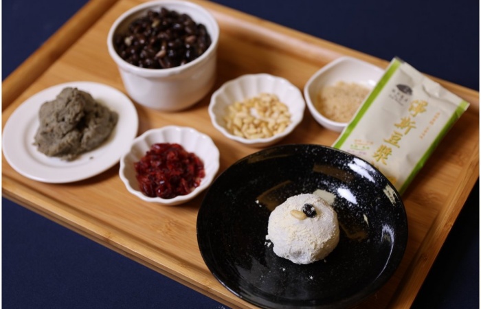 花蓮慈院李安旂營養師提醒,長者及幼童因黑Q養生月餅大福皮較軟,需分成適合入口的塊狀分食,避免發生哽噎風險。(攝影:花蓮慈濟醫院)