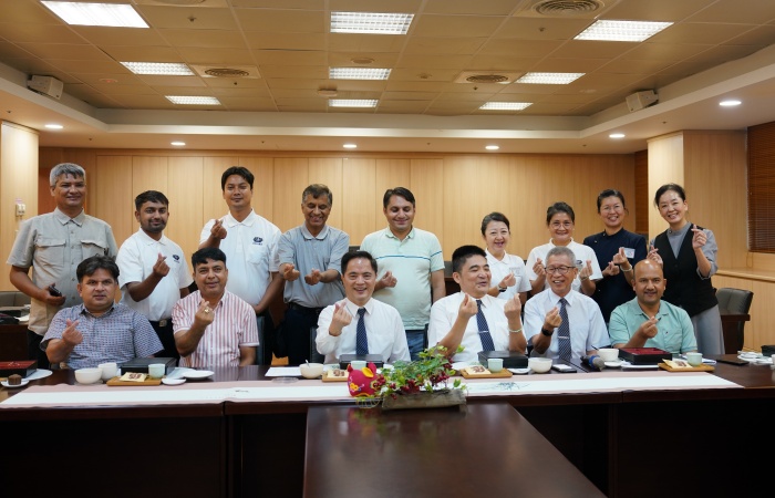 尼泊爾醫療團與慈院醫師進行交流,感受慈院之愛,林欣榮院長(前排左3)、羅慶徽副院長(前排右3)合影時比出愛心,祝福尼泊爾衛生醫療團臺灣行圓滿順利。(攝影:花蓮慈濟醫院,地點:花蓮慈濟醫院)