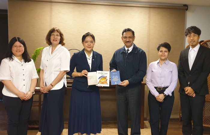 瓜地馬拉大使巴迪亞及其夫人與慈濟大學進行文化交流。(左起石雅如副教授、戴愛蓮國際長、劉怡均校長、巴迪亞大使、巴迪亞大使夫人、國際處藍天佑組長)(攝影:李家萓 曾繼鋒,地點:花蓮慈濟大學)