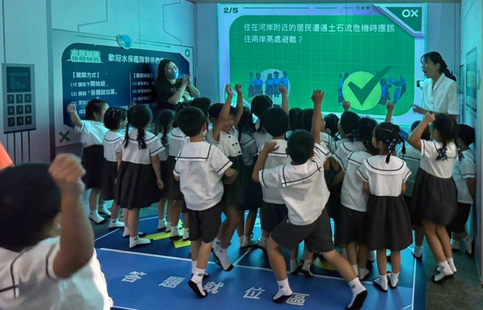 「機智水保酷學堂」以水保艦隊成軍出擊的概念,虛實整合水保相關教材與教具,以推廣水土保持及深化土石流防災知能。(圖片:慈濟基金會提供)