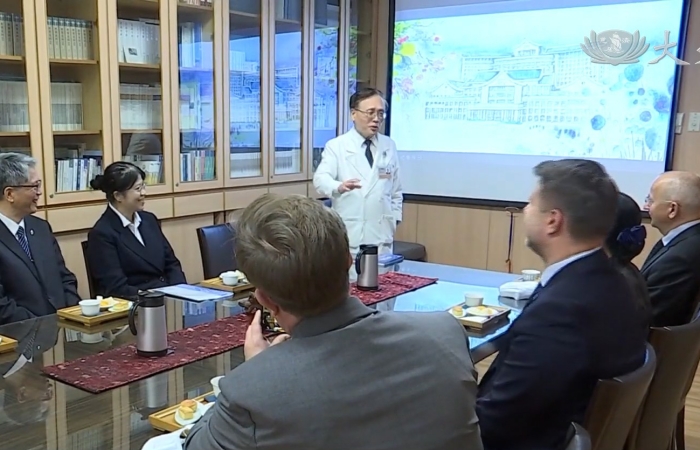 臺中慈院院長簡守信,透過簡報,與奧坡雷市長一行,分享慈濟醫療感人事蹟,及醫療人文。(圖:擷取自大愛新聞畫面)