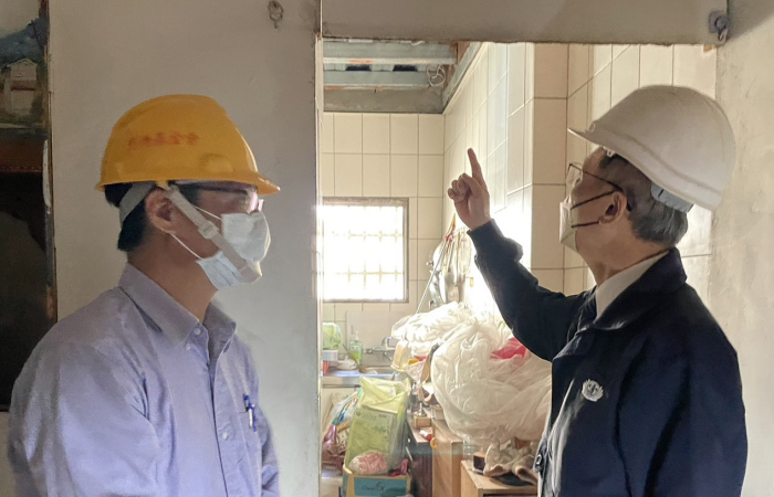 顏博文執行長(左圖,右)偕同相關處室主管同仁,針對受災戶屋況進行修繕勘查。(攝影:吳亞馨,地點:花蓮)