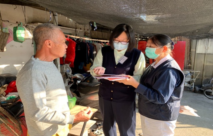 圖說:劉先生(左一)代友照顧其母,志工鄭麗昭(右一)、護理師鄧詩怡,詢問劉先生,阿嬤的身體狀況及家庭背景。(攝影:李玉如)