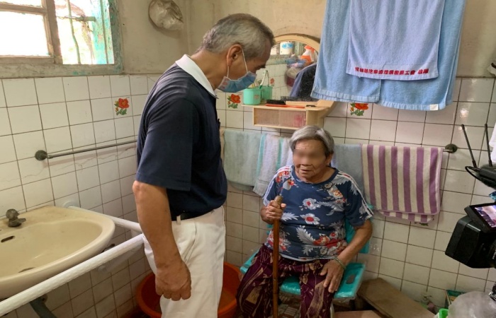 圖說:90歲的吳陳阿嬤是安美專案提報的個案。志工吳茂坤表示,安裝扶手及提供專門的沐浴椅,降低跌倒的風險,減少意外的發生。(攝影:李玉如)