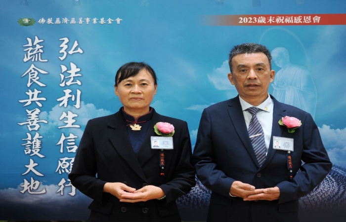 圖說:呂瓊郎圓滿了培訓的課程,接受上人的授證祝福,夫妻一起發願生生世世跟隨上人,行慈濟菩薩道。(攝影:廖世淙)
