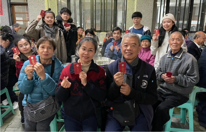 呂淑琴帶著95歲的父親、91歲的母親以及先生、孩子們一家共十二個人前來,一家人領到福慧紅包開心合照。(攝影:吳亞馨,地點:靜思精舍,日期:2024/02/09)