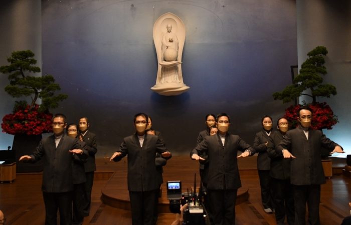 晚會壓軸,三十位清修士演繹〈八正道〉,發願擔天下米籮。(攝影者:柏傳琦,地點:靜思精舍主堂,日期:2024/02/09)