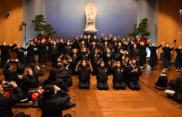 北區志工利用過年期間回花蓮擔任慈院醫療志工,晚會帶動〈一家人〉手語歌。(攝影:柏傳琦,地點:靜思精舍主堂,日期:2024/02/09)