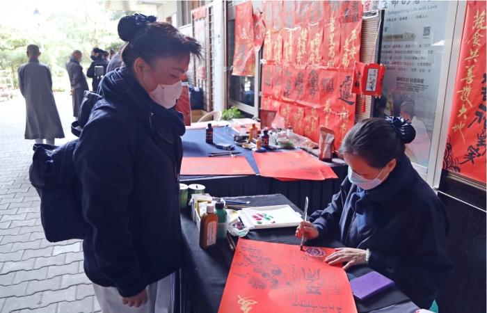 台北志工陳麗芬勤習書畫,就為了春節期間可以回精舍和大眾結好緣。(攝影:張清和)