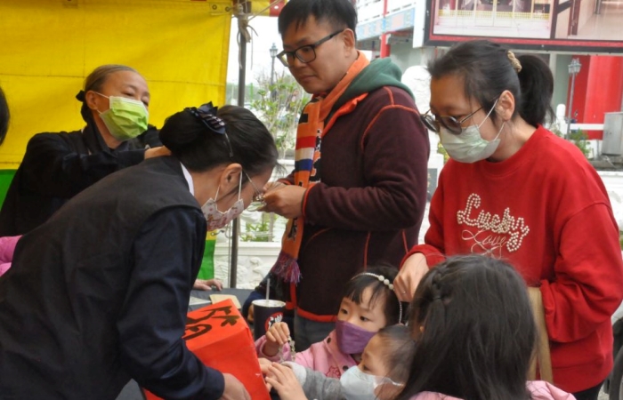 民眾邱蘭英(右一)帶三個孩子玩闖關遊戲認識環保,表示:「剛好學齡中正在學習,從小知道一點點就有一些觀念進去,知道正確的觀念之後再帶入會是很棒的一件事。」(攝影:吳雅惠)