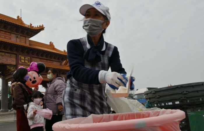 志工周淑茹每隔一段時間到各定點巡視「可回收」,見到回收桶內的回收垃圾多於一般垃圾,歡喜之情溢於言表。(攝影:郭明娟)