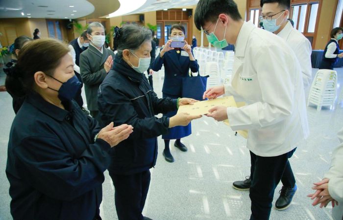 與家屬面對面的接觸是慈大特有的醫學人文。(圖:慈濟大學)