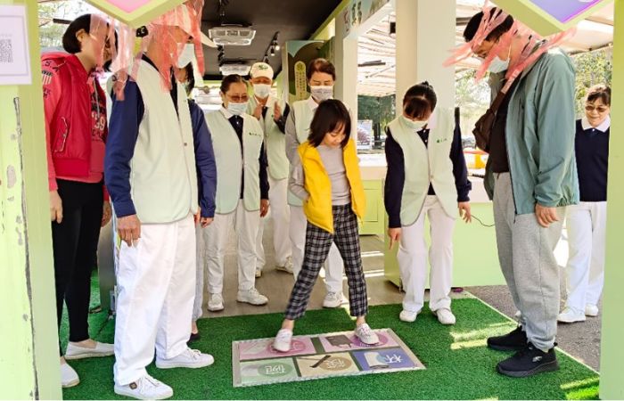 小朋友體驗「隨身五寶」闖關遊戲,了解出門要隨身攜帶環保杯、環保碗、筷、手帕、購物袋。(攝影:黃南暘)