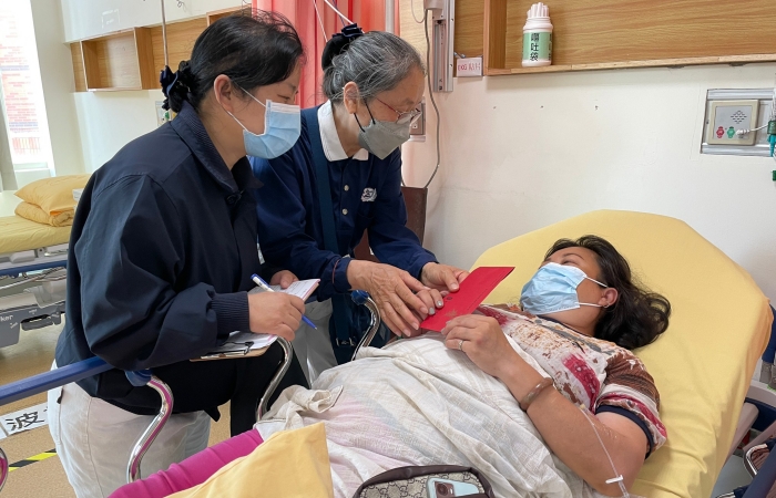 志工至805醫院關懷地震受傷鄉親,送慰問金致上全球慈濟人祝福。(圖:慈濟基金會)