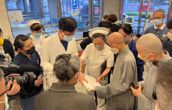證嚴上人到醫院關心地震傷患救治情形,感謝醫護用心。(圖:慈濟基金會)