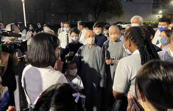 上人親自到學校了解狀況,關心學生。(圖:慈濟基金會)