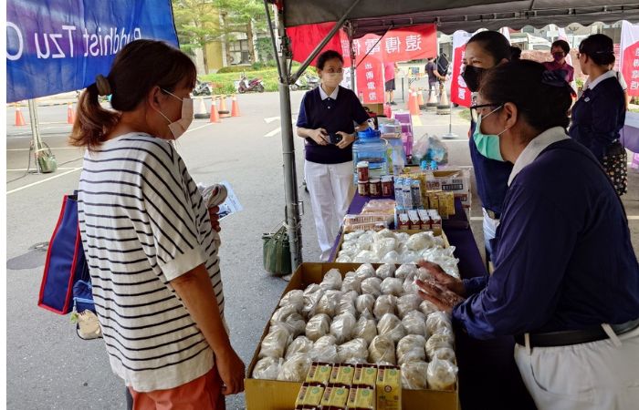 慈濟志工提供早餐,讓在避難所的居民可以享用。(攝影:徐政裕)