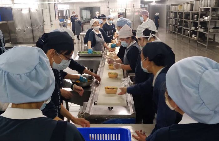 慈濟志工在同心圓餐廳準備午餐便當。(攝影:阮絲怡)