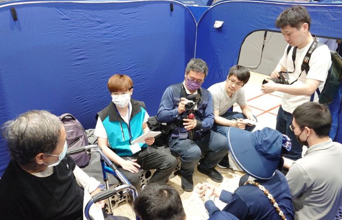 除了慈濟,各避難所也有許多慈善團體,共同關懷受災居民。(攝影:徐政裕)