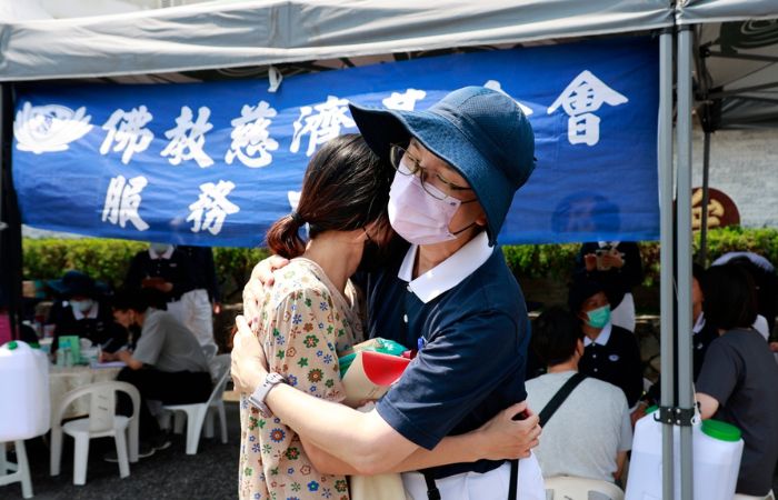 慈濟志工在天王星大樓附近的東淨寺成立天王星大樓災害服務中心,發放慰問金及提供後續關懷。(圖:慈濟基金會)