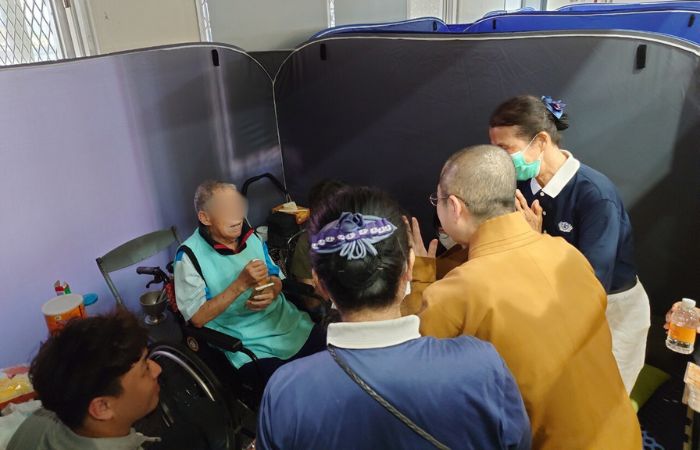 慈濟志工協同法師們關懷安置中心福慧隔屏的居民。受災鄉親在安置中心,尤其是夜間容易沒有安全感,因此促使慈濟進行福慧隔屏的研發,讓鄉親能在安置中心還能保有隱私。(攝影:徐政裕)