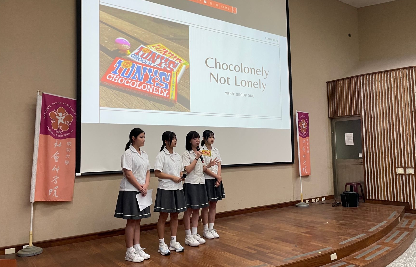 永仁高三生邱歆凌、陳詩欣、蔡語樂及羅貞雅,以「Chocoloney Not Lonely」為題探討公平交易在經濟市場的影響性,榮獲優勝。(攝影:李建霆)