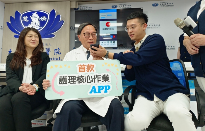 大林慈院賴寧生院長(中)演示《語音轉護理紀錄》,感受超強功能,驚呼連連!(圖:大林慈院提供)