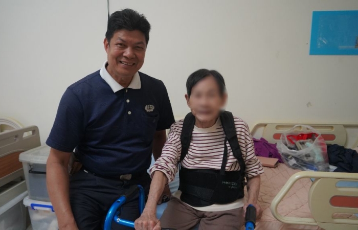 長者告訴回訪的吳文讚,十八年前慈院建院時,她也曾和志工共襄盛舉,一起募心募愛。如今愛回饋到她身上,因緣不可思議。(攝影者:葉晉宏,地點:臺北慈院,日期:2024/06/04)