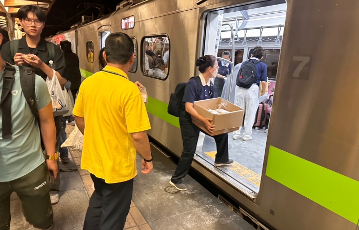 慈濟志工迅速將礦泉水、麵包等送上車廂關懷乘客。(圖:慈濟基金會提供)