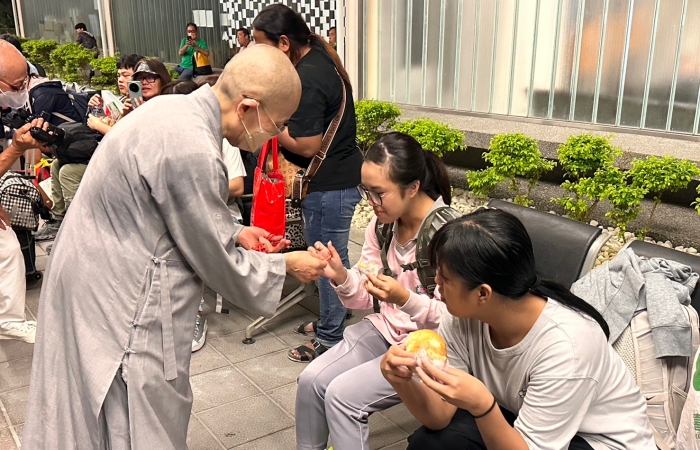 精舍師父特別準備平安吊飾,祝福乘客,也為他們壓驚。(圖:慈濟基金會提供)
