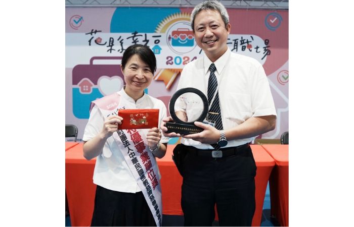 慈濟基金會由人資處呂媛琪主任(左一)為代表領獎。(攝影:吳孟恩,地點:花蓮,日期:2024/06/22)